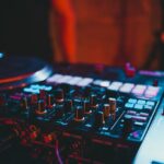 Sådan vælger du den perfekte DJ til fester: Fra bryllup til firmafest